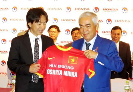HLV Miura (trái) sẽ được toàn quyền quyết định chuyên môn, nhân sự và kế hoạch xây dựng đội trẻ U23 và tuyển quốc gia trong những năm tới.

